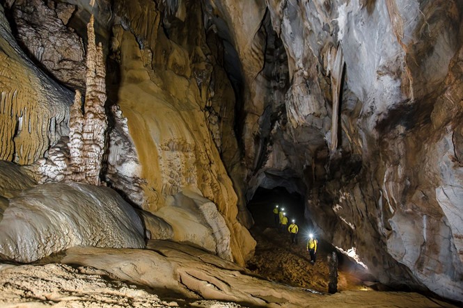 Adventure: Tourists trek through Hang Vòm-Giếng Voọc. Photo thanhnien.vn Read more at http://vietnamnews.vn/life-style/468771/quang-binh-debuts-new-tours-to-magnificent-cave.html#4OHBkpAY97MYvDjy.99