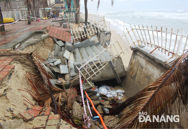 Một đoạn bờ kè và mặt sàn công trình bãi tắm Sao Biển bị sóng biển đánh sập vào cuối năm 2017 và đầu năm 2018.