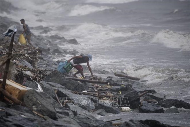 Typhoon Yutu causes heavy rains in Manila Bay in the Philippines. (Photo: AFP/VNA)