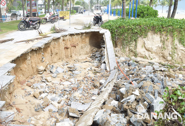A part of the sidewalk of coastal Vo Nguyen Giap Street, near the My An drainage system in the district’s My An Ward, was destroyed following torrential rains pouring down the site on 21 and 22 October
