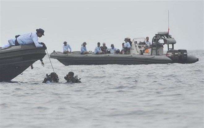 Indonesian naval forces are searching for victims of the accident. (Photo: Xinhua/VNA)