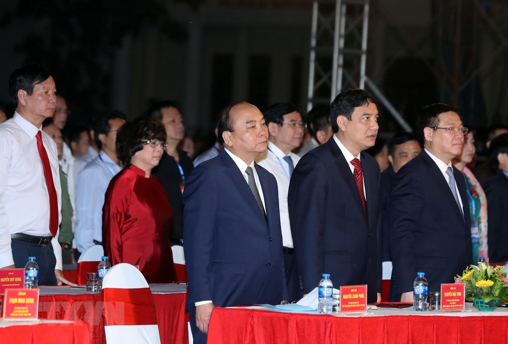 Thủ tướng Nguyễn Xuân Phúc và các đại biểu thực hiện nghi thức chào cờ tại Lễ kỷ niệm. (Ảnh: Thống Nhất/TTXVN)