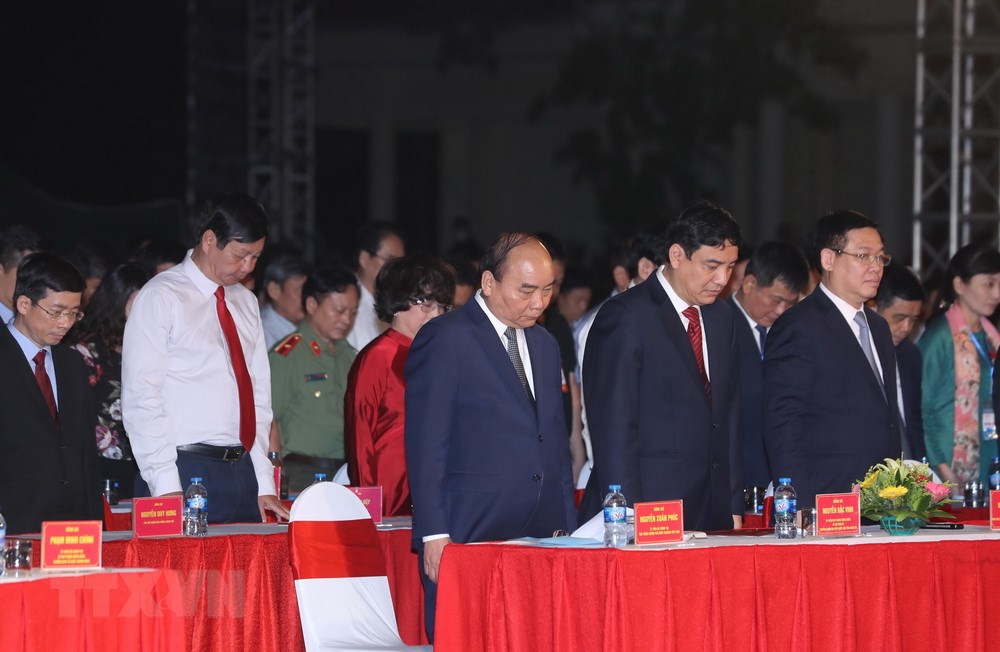 Thủ tướng Nguyễn Xuân Phúc và các đại biểu mặc niệm tưởng nhớ các Anh hùng liệt sỹ tại Lễ kỷ niệm. (Ảnh: Thống Nhất/TTXVN)