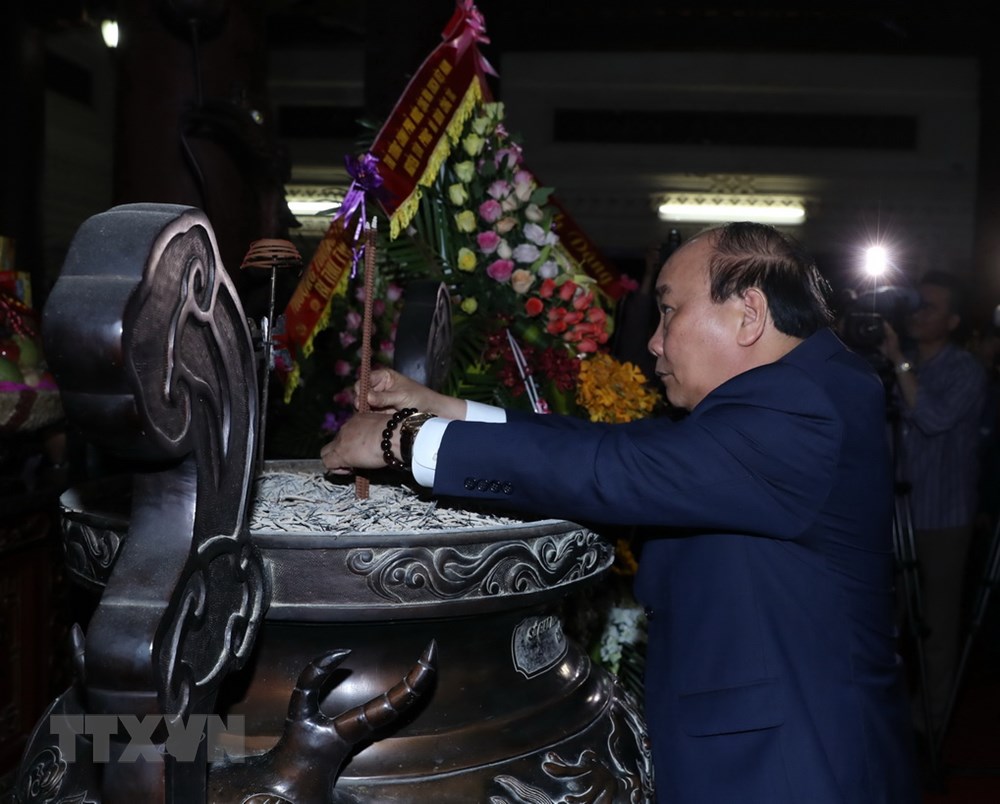 Thủ tướng Nguyễn Xuân Phúc đến dâng hương, dâng hoa tại phần mộ và nhà tưởng niệm các Anh hùng, liệt sỹ thanh niên xung phong tại Khu di tích lịch sử Truông Bồn. (Ảnh: Thống Nhất/TTXVN)