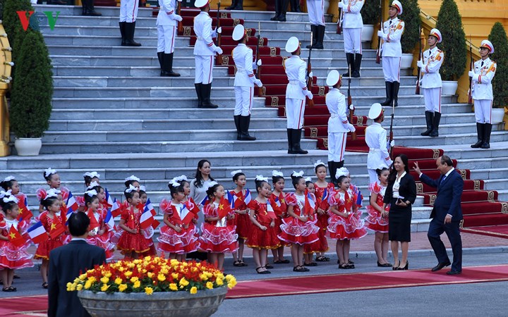 Nhận lời mời của Thủ tướng Chính phủ Nguyễn Xuân Phúc, Thủ tướng Cộng hòa Pháp Edouard Philippe đã có chuyến thăm chính thức Việt Nam từ ngày 2-4/11/2018.