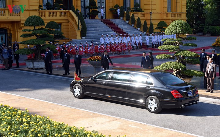 Vào 14h45' chiều 2/11, tại Phủ Chủ tịch, Thủ tướng Nguyễn Xuân Phúc đã chủ trì lễ đón trọng thể Thủ tướng Pháp Edouard Philippe.