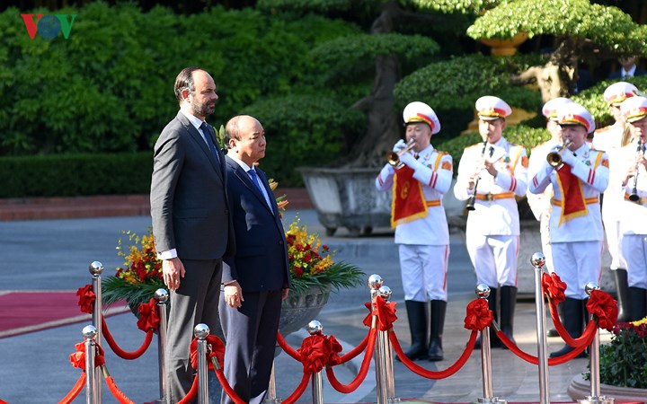 Thủ tướng Nguyễn Xuân Phúc trân trọng mời Thủ tướng Edouard Philippe bước lên bục danh dự, Quân nhạc cử quốc thiều hai nước.