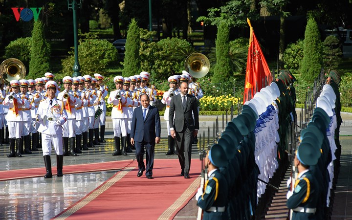 Sau khi Quân nhạc cử quốc thiều hai nước, Thủ tướng Nguyễn Xuân Phúc đã mời Thủ tướng Edouard Philippe duyệt đội danh dự Quân đội nhân dân Việt Nam.