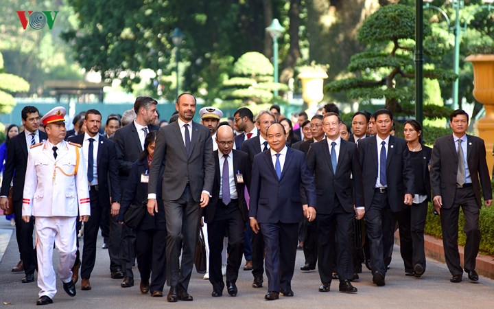 Sau lễ đón trọng thể, Thủ tướng Nguyễn Xuân Phúc đã mời Thủ tướng Edouard Philippe thăm Khu di tích Chủ tịch Hồ Chí Minh nằm trong khuôn viên Phủ Chủ tịch.