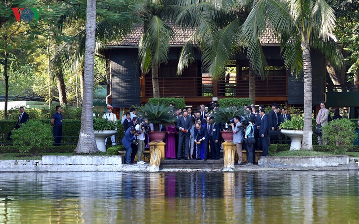 Thủ tướng Nguyễn Xuân Phúc và Thủ tướng Edouard Philippe cho cá ăn tại Ao cá Bác Hồ.