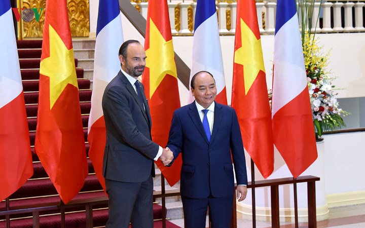 Thủ tướng Nguyễn Xuân Phúc nhiệt liệt chào mừng Thủ tướng Edouard Philippe thăm Việt Nam đúng vào dịp hai nước kỷ niệm 45 năm ngày thiết lập quan hệ ngoại giao và 5 năm ký Đối tác chiến lược.