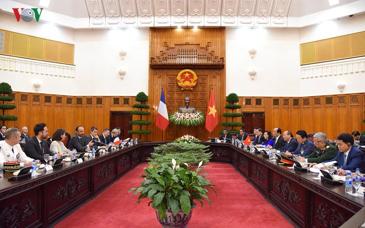 Sau lễ đón, Thủ tướng Nguyễn Xuân Phúc và Thủ tướng Edouard Philippe dẫn đầu đoàn cấp cao hai nước đã tiến hành hội đàm.