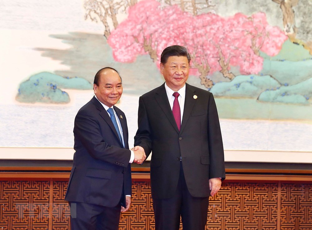 Tổng Bí thư, Chủ tịch Trung Quốc Tập Cận Bình đón Thủ tướng Nguyễn Xuân Phúc đến dự lễ khai mạc CIIE 2018. (Ảnh: Thống Nhất/TTXVN) 