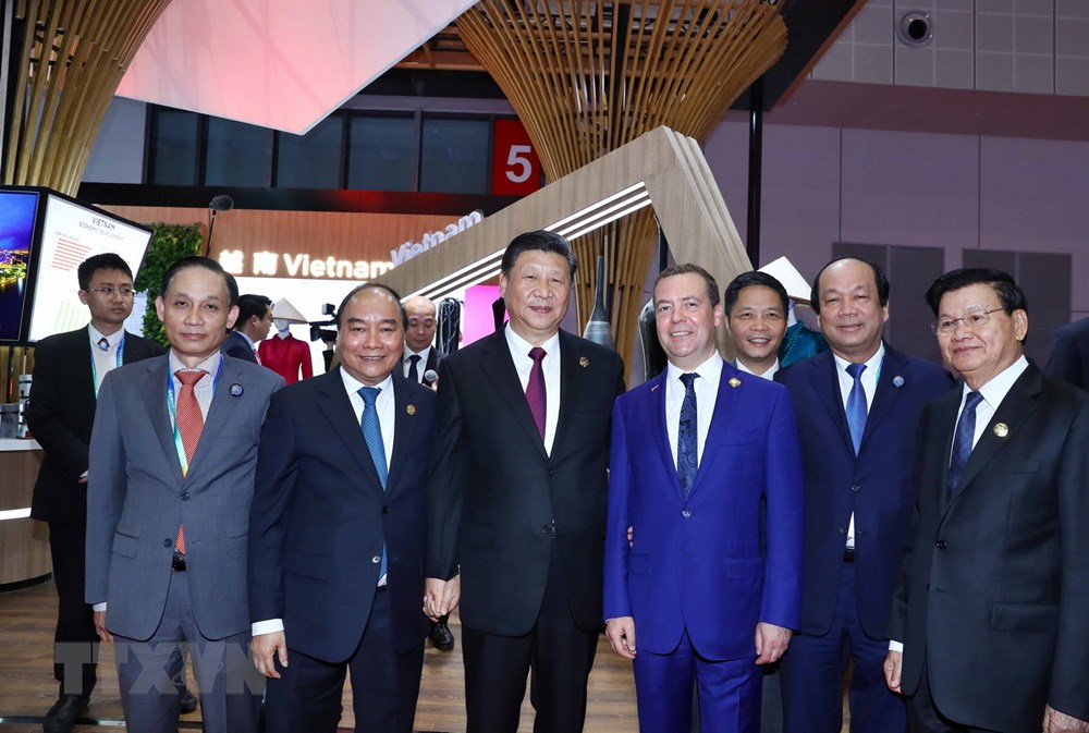 Thủ tướng Nguyễn Xuân Phúc và Tổng Bí thư, Chủ tịch nước Trung Quốc Tập Cận Bình cùng trưởng đoàn các nước tham quan các gian hàng của Việt Nam tại hội chợ. (Ảnh: Thống Nhất/TTXVN)