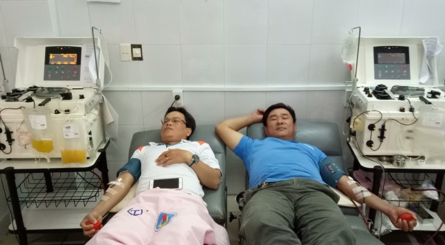Phong (right) during his regular blood donation