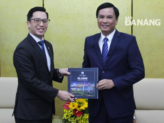 Singaporean Deputy Chief of Mission and Counsellor to Viet Nam Tan Weiming (left) being warmly received by Da Nang People's Committee Vice Chairman Tran Van Mien