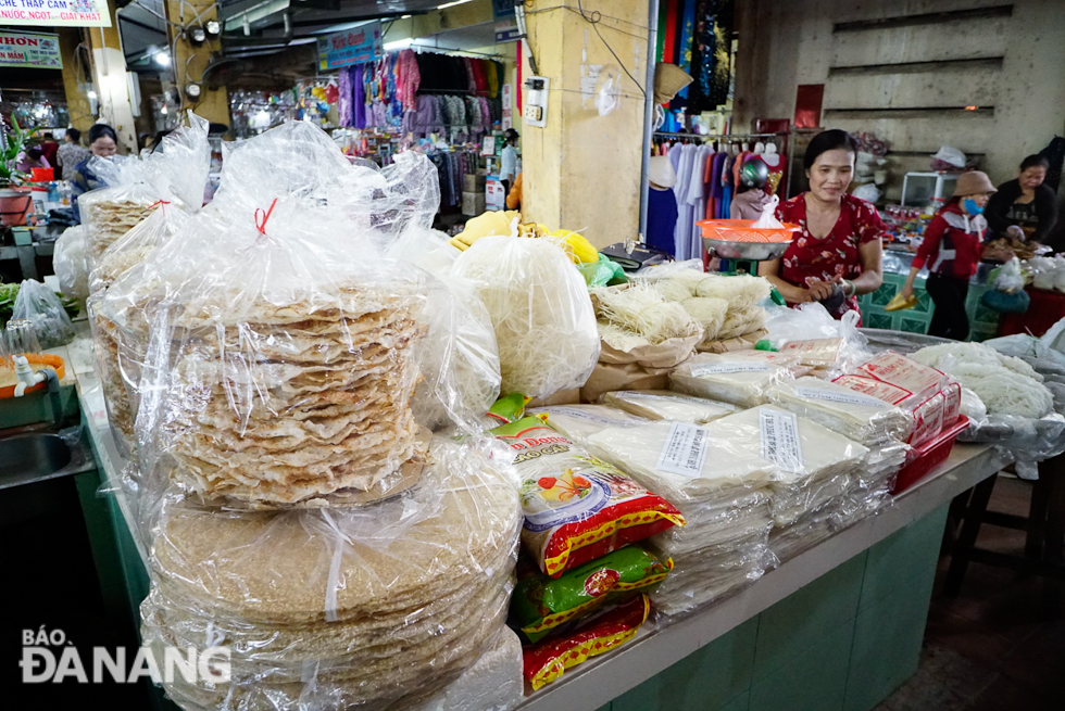 Bánh tráng Túy Loan, thứ đặc sản nức tiếng của địa phương hiển nhiên có mặt ở nhiều quầy hàng trong chợ. 