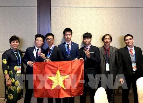 The Ha Noi - Amsterdam students celebrate their achievements at the 12th International Olympiad on Astronomy and Astrophysics (Photo: VNA)