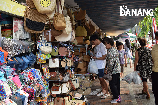 Khách du lịch mua sắm tại chợ Hàn.