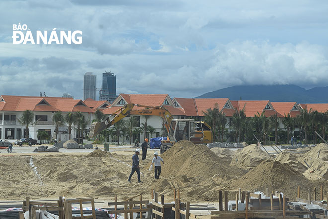 Nhiều tập đoàn kinh tế lớn trong nước chọn Đà Nẵng để đầu tư các dự án bất động sản nghỉ dưỡng cao cấp. Trong ảnh: Khu vực Dự án Condotel Ariyana Beach Resort & Suite Đà Nẵng  thuộc Công ty TNHH Khách sạn và Du lịch Thiên Thai - thành viên của Tập đoàn Sovico Holdings đầu tư.