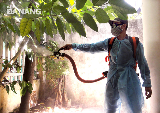 Spraying an anti-mosquito chemical at a newly-detected hotspot in Lien Chieu District’s Hoa Khanh Nam Ward