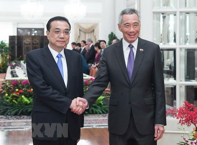 Chinese Premier Li Keqiang (L) and Singaporean Prime Minister Lee Hsien Loong at a meeting on November 12 (Photo: Xinhua/VNA)