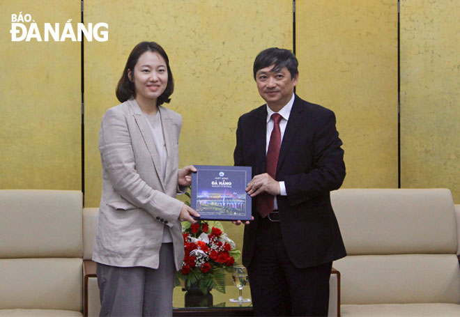 Vice Chairman Dung (right) and Deputy Director Lim In Young