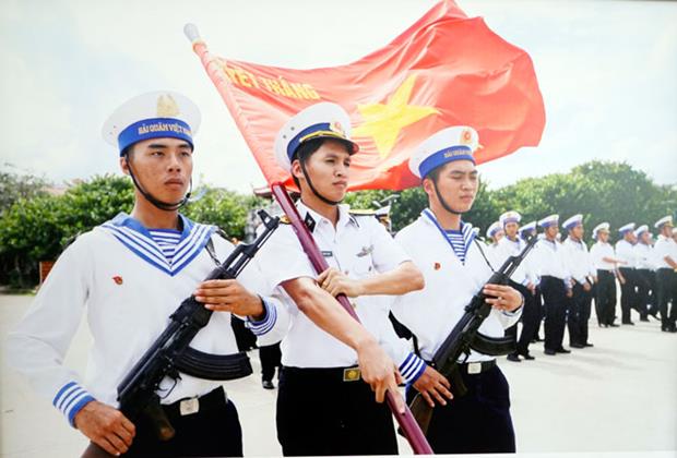 Truong Sa Island’s officers and men at a flag-raising ceremony (Photo taken by Danh Lam)