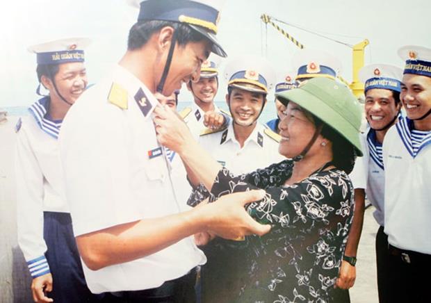 Visiting her son who is on duty at the Truong Sa Island (Photo taken by Bui Tuong)
