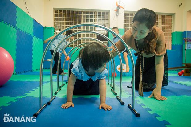 Young teacher Nguyen Duc Bang Tam, 26, Head of the class CDB2 at a campus of the school, has two years of experience in caring for disabled children, and teaching them how to walk and to play sports games. 