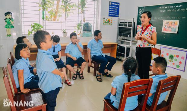 Another young teacher of the school is Ms Tran Thi Huong aged 28 who has 5 years of experience in teaching disabled children.