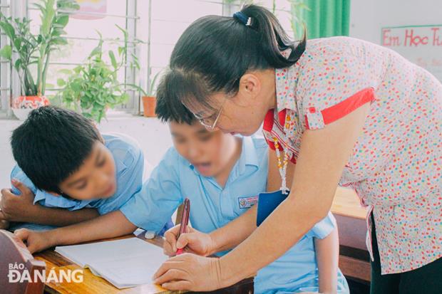 50-year-old Le Thi Tuyet has devoted 25 years of her life to teaching and caring for the disabled.