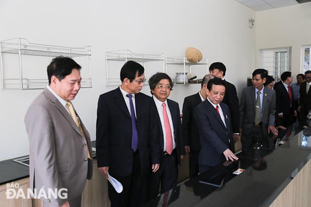 Leaders of the University of Da Nang and the General Consulate of Laos in Da Nang visiting the kitchen at the student accomodation.