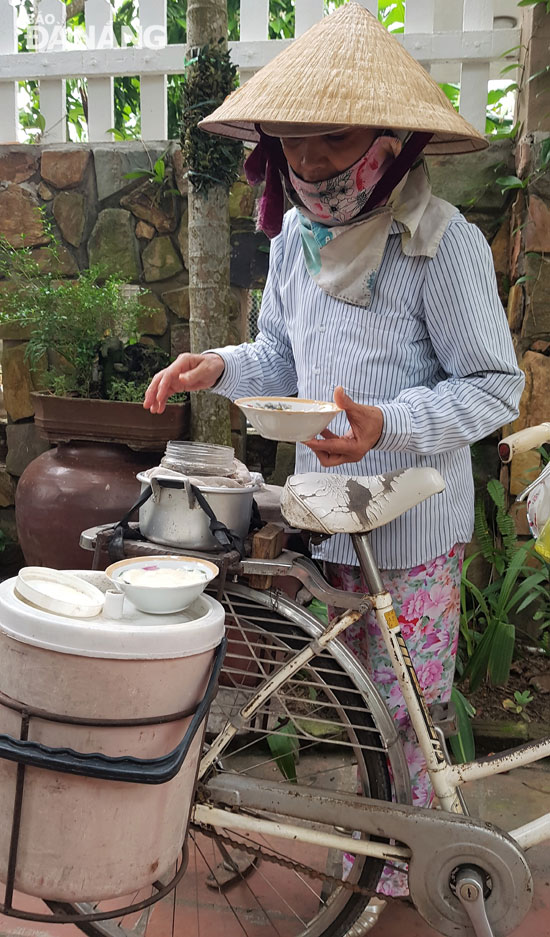Thay gánh đậu hũ bằng chiếc xe đạp, bà Thủy là một trong những người còn lưu giữ món ăn vặt dân dã lâu đời giữa phố thị hiện đại.