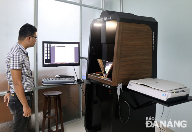 Năm 2017, UBND thành phố cấp về Thư viện KHTH Đà Nẵng máy scan robot 2.7 MDS trị giá trên 3,4 tỷ đồng để sao chụp sách, tài liệu đưa lên ebook. Ảnh: V.T.L