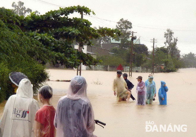Lụt tháng 11-2017 băng qua quốc lộ 14B đoạn giáp ranh giữa xã Hòa Khương (huyện Hòa Vang) và xã Đại Hiệp (huyện Đại Lộc). Ảnh: V.T.L