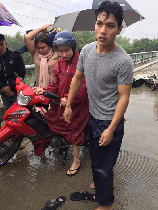 Chàng trai dũng cảm cứu người gặp nạn ở cầu Quảng Hậu, thị xã Điện Bàn, Quảng Nam hôm 25-11.  Ảnh: FB Phước Vương Hà