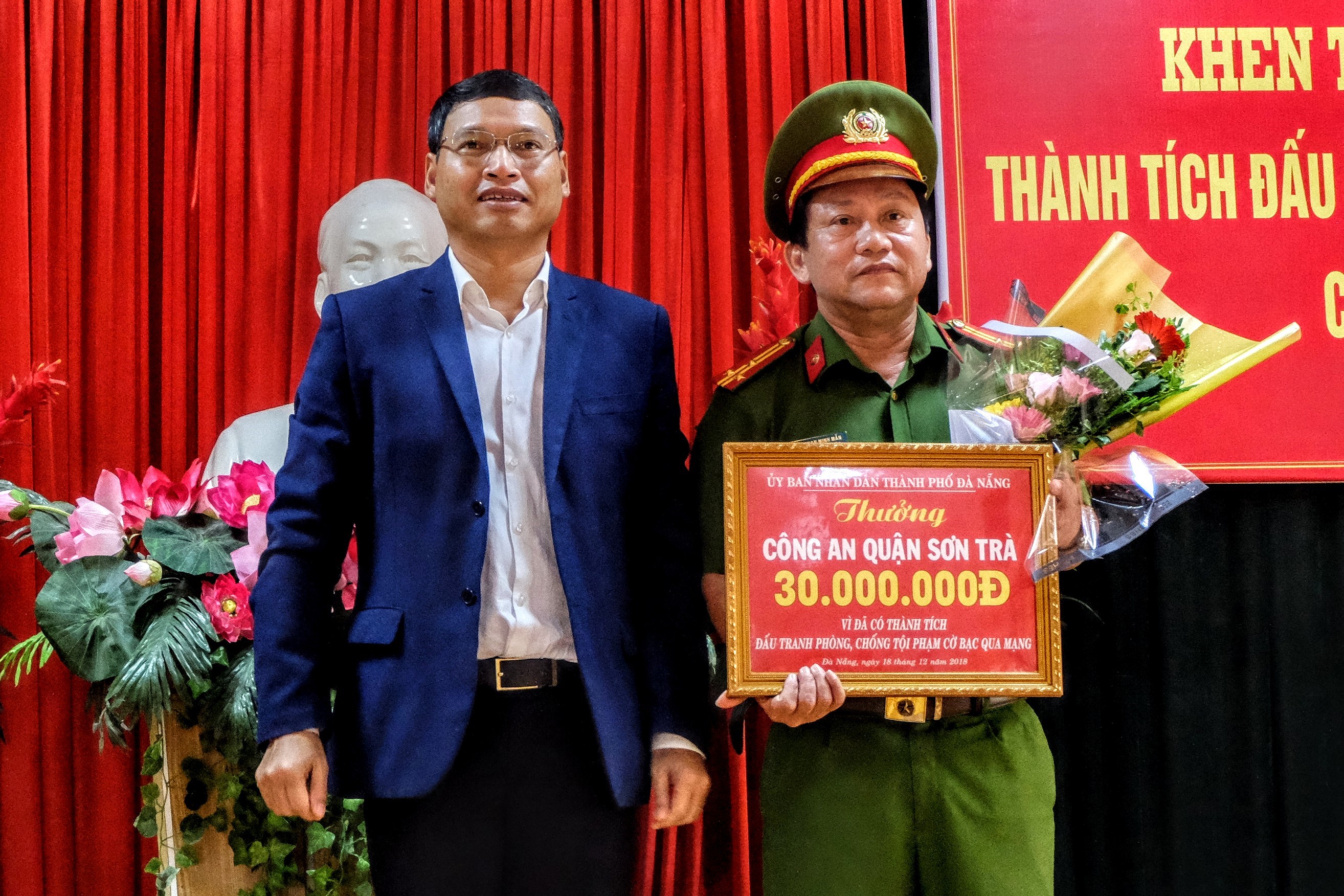 Khen thưởng Công an quận Sơn Trà phá chuyên án đánh bạc qua mạng