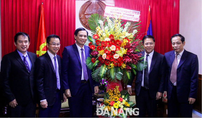 Municipal People’s Committee Vice Chairman Tran Van Mien (3rd, left) congratulating Laotian Consul General Viengxay Phommachanh on the 43rd anniversary of Laos’ National Day (2 December).