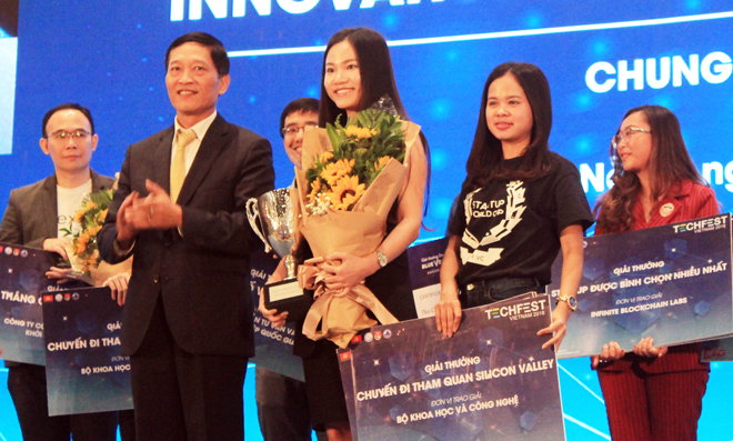 Vice Minister of Science and Technology Tran Van Tung presenting the first prize to Abivin founders