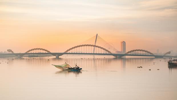 ‘Suong Som Han Giang’ (Early morning on Han River) by Vuong Kha Thinh