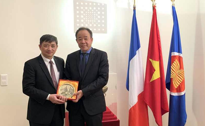 Vice Chairman Dung (left) presenting a momento to Vietnamese diplomat Thiep