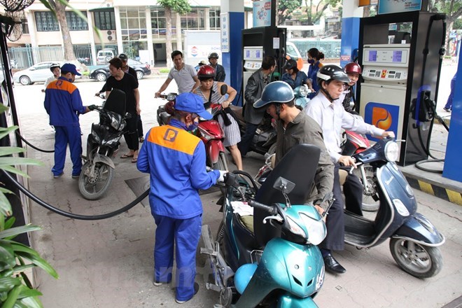 The price of E5 bio-petrol has dropped by 1,446 VND per litre, while that of RON95 fell 1,513 VND per litre following an announcement of petrol price adjustments released by the Ministry of Finance and Ministry of Industry and Trade on December 6 (Photo: VNA)