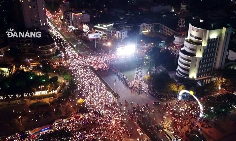 An overview of a large number of people flocking to streets from above.