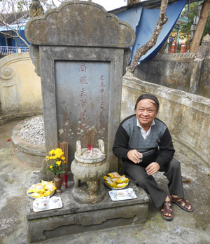 Nhà thơ Ngô Minh trong lần viếng mộ học giả Phạm Quỳnh và thi sĩ Phạm Hầu đầu năm 2014.