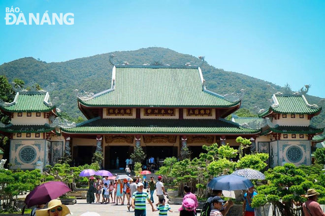 Chùa Linh Ứng là điểm thu hút nhiều khách du lịch trong nước và quốc tế.