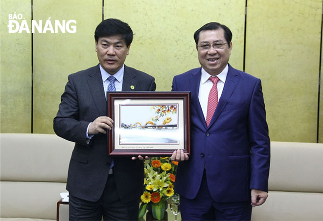 Mayor Luo (left) and Chairman Tho