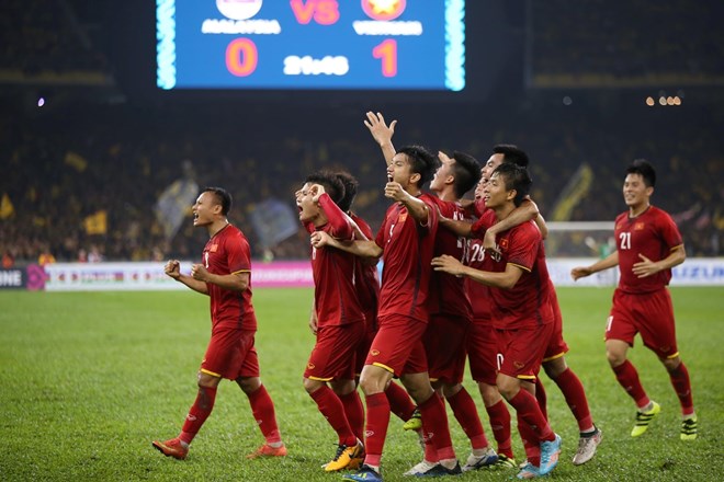 Vietnamese players cheer their first goal in the match (Photo: VNA)