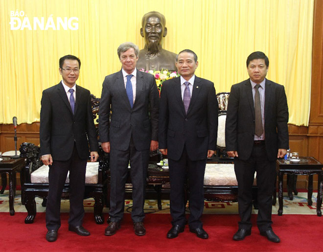 Argentinean Ambassador to Viet Nam Juan Carlos Valle Raleigh (2nd from left) being warmly received by Da Nang Party Committee Secretary Truong Quang Nghia (2nd from right)