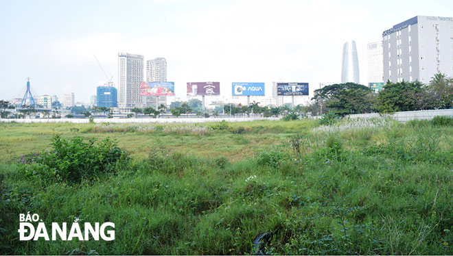 Sau 15 năm giao đất cho các nhà đầu tư, khu đất “vàng” ở phía đông bắc cầu Sông Hàn vẫn bỏ hoang cho cỏ mọc.